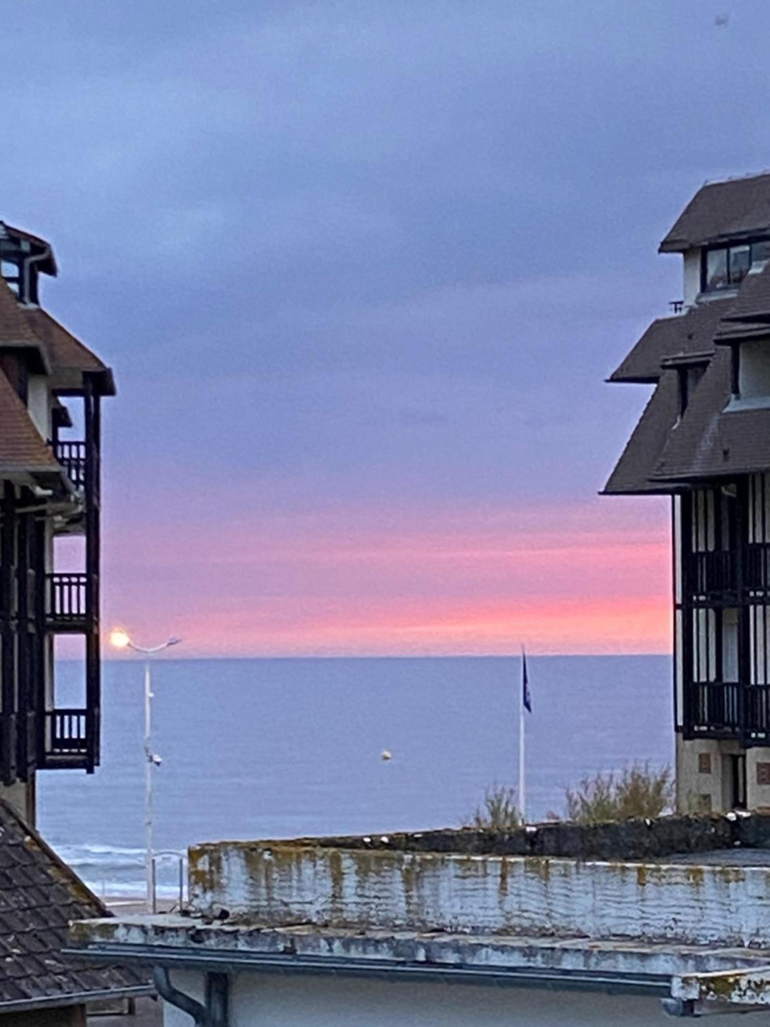 Appartement 65M2 Avec Balcon Vues Partielles Mer A 150M De La Plage Et Centre, Wifi Et Parking Prive Blonville-sur-Mer Bagian luar foto